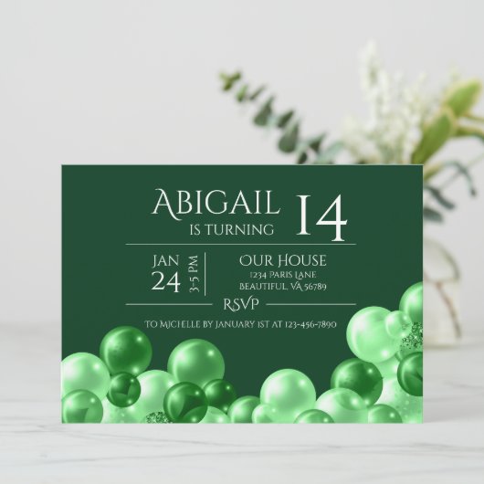 Monochrome Grünballon Arch Moderner Geburtstag Einladung (Stehend Vorderseite)