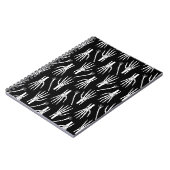 Monochrome Halloween-Muster mit Knochen. Notizblock (Linke Seite)