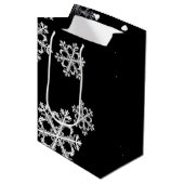 Monochrome Minimalistisch Snowflake Weihnachtsmust Mittlere Geschenktüte (Vorderseite Schrägansicht)