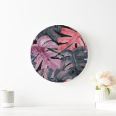 Monochrome Monstera: Watercolor Tropical Pattern. Große Wanduhr (Zuhause)