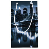 Monochrome New York Skyline Nightscape Kleine Geschenktüte (Rückseite)