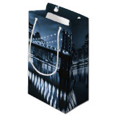 Monochrome New York Skyline Nightscape Kleine Geschenktüte (Vorderseite Schrägansicht)
