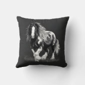 Monochrome Sinti und Roma Cob Horse Kissen (Rückseite)