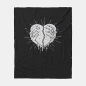 Monochrome Skeletthand mit Herz-Klassik Fleecedecke (Vorderseite)