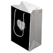 Monochrome Skeletthand mit Herz-Klassik Mittlere Geschenktüte (Vorderseite Schrägansicht)