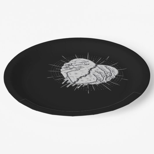 Monochrome Skeletthand mit Herz-Klassik Pappteller (Schrägansicht)