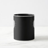 Monochrome Skeletthand mit Herz-Klassik Tasse (Zentrum)