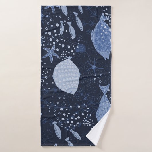 Monochrome sleeping fishes, dark pattern. badehandtuch (Badehandtuch)