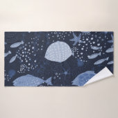 Monochrome sleeping fishes, dark pattern. badehandtuch (Badehandtuch)
