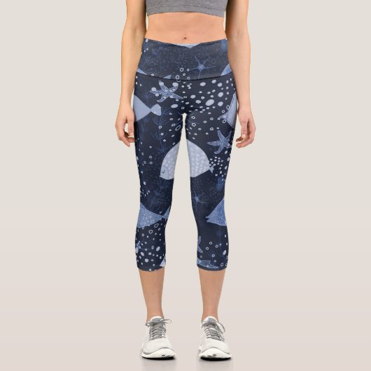 Monochrome sleeping fishes, dark pattern. capri leggings (Vorderseite)