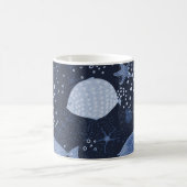 Monochrome sleeping fishes, dark pattern. kaffeetasse (Mittel)