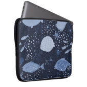 Monochrome sleeping fishes, dark pattern. laptopschutzhülle (Vorne Rechts)