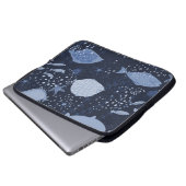 Monochrome sleeping fishes, dark pattern. laptopschutzhülle (Vorne Knopf)