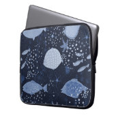 Monochrome sleeping fishes, dark pattern. laptopschutzhülle (Vorderseite Links)