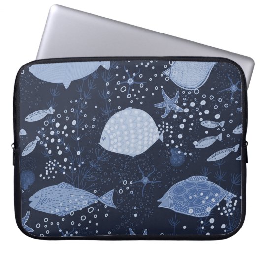 Monochrome sleeping fishes, dark pattern. laptopschutzhülle (Vorderseite)