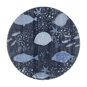 Monochrome sleeping fishes, dark pattern. schneidebrett