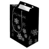 Monochrome Snowflake Weihnachtsmuster mit Skript Mittlere Geschenktüte (Rückseite Schrägansicht)