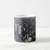 Monochrome Stadtatmosphäre Kaffeetasse (Mittel)