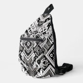 Monochrome Tribal- Bold Symmetrie in Schwarz Crossbody Bag (Rechte Ecke)