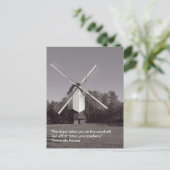 Monochrome Windmühle und inspirierendes Zitat Postkarte (Stehend Vorderseite)
