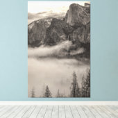 Monochrome Yosemite-Berglandschaft mit Nebel Leinwanddruck (Insitu (Holzboden))