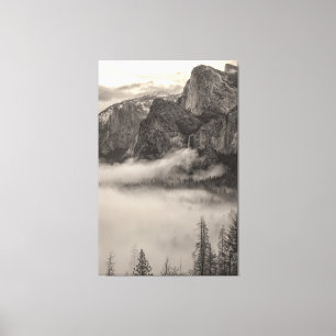 Monochrome Yosemite-Berglandschaft mit Nebel Leinwanddruck