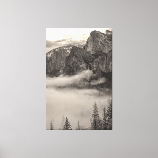 Monochrome Yosemite-Berglandschaft mit Nebel Leinwanddruck (Vorderseite)