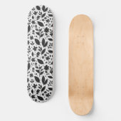 Monochromes Blumenmuster mit Blättern und Blüten Skateboard (Vorderseite)