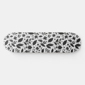 Monochromes Blumenmuster mit Blättern und Blüten Skateboard (Horizontal)