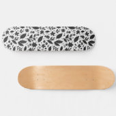 Monochromes Blumenmuster mit Blättern und Blüten Skateboard (Horizontal)