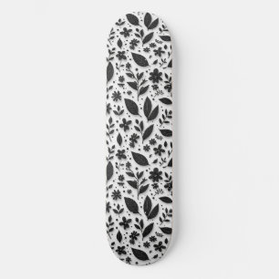 Monochromes Blumenmuster mit Blättern und Blüten Skateboard