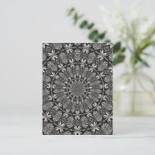 Monochromes Mandala Postkarte (Stehend Vorderseite)