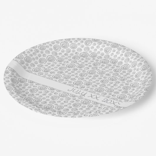 Monochromes Schwarz-Weiß-Muster mit geometrischen  Pappteller (Schrägansicht)