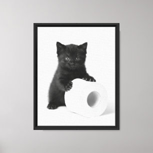 Monochromes schwarzes Kätzchen bewacht Toilettenpa Leinwanddruck