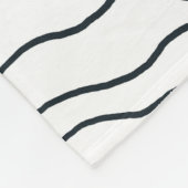 Monochromes Wellenmuster, moderne abstrakte Linien Fleecedecke (Ecke)