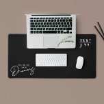 Monografie des Minimalistischen Black Business-Log Schreibtischunterlage<br><div class="desc">Fügen Sie eine personalisierte Touch zu Ihrem Arbeitsbereich mit dieser minimalistisch schwarz-weiß-Schreibtischmatte mit Platz für Ihre Initialen oder Ihr Firmenlogo hinzu, sowie ein motivierend Zitat, das "Arbeiten an meinen Träumen" lautet. Das moderne Design der Computerschreibmatte eignet sich hervorragend für Zuhause- und Geschäftszwecke. Personalisieren Sie es mit Ihrem Namen oder Monogramm...</div>