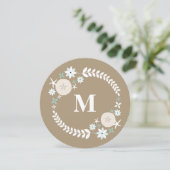 Monografische Hochzeit von Beach Wreath Sand Dolla Einladung (Stehend Vorderseite)