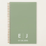 Monografische Hochzeit von Sage Green & White Planer<br><div class="desc">Elegante klassische mit Monogramm Serviettenbands in Weiß und Weiß mit Ihren Initialen und dem Hochzeitstermin in traditionellem minimalistischem Text.</div>