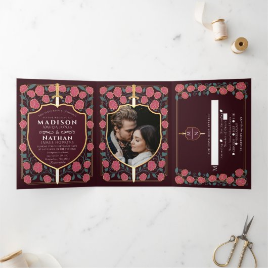 Monografische Hochzeit von Sword & Shield Dreifach Gefaltete Einladung (Innenseite)