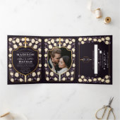 Monografische Hochzeit von Sword & Shield Dreifach Gefaltete Einladung (Innenseite)