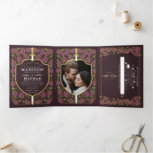 Monografische Hochzeit von Sword & Shield Dreifach Gefaltete Einladung (Innenseite)