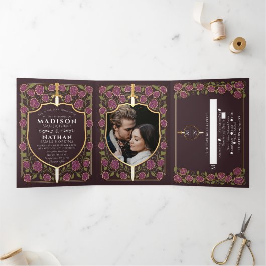 Monografische Hochzeit von Sword & Shield Dreifach Gefaltete Einladung (Innenseite)