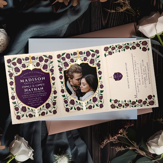 Monografische Hochzeit von Sword & Shield Dreifach Gefaltete Einladung