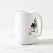 Monografischer Navy Blush Floral Letter "A" Person Kaffeetasse (VorderseiteRechts)