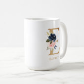 Monografischer Navy Blush Floral Letter "E" Person Kaffeetasse (VorderseiteRechts)
