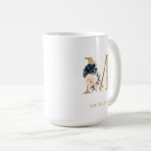 Monografischer Navy Blush Floral Letter "M" Person Kaffeetasse (VorderseiteRechts)