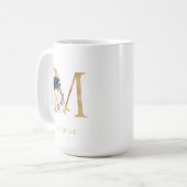 Monografischer Navy Blush Floral Letter "M" Person Kaffeetasse (Vorderseite Links)