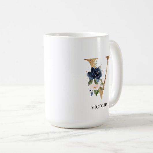 Monografischer Navy Blush Floral Letter "V" Person Kaffeetasse (VorderseiteRechts)