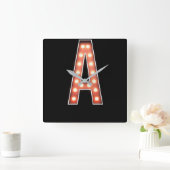Monogram A Marquee Lights Quadratische Wanduhr (Zuhause)