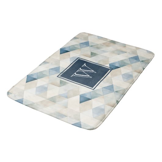 Monogram Abstrakt Blue Tranquil Beach Pattern Bath Badematte (Schrägansicht)